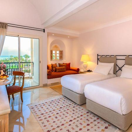 The Residence Tunis Гамарт Екстериор снимка A room at the Royal Mirage