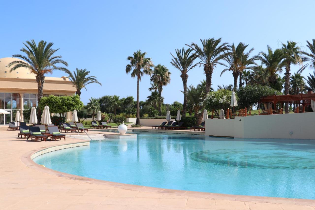 The Residence Tunis Гамарт Екстериор снимка A swimming pool at a resort in Tunisia