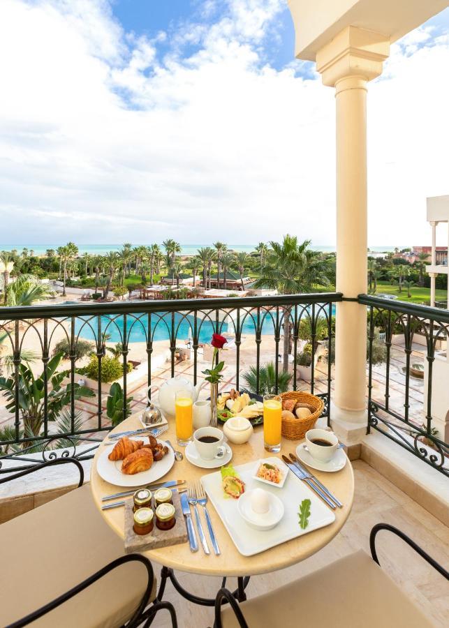 The Residence Tunis Гамарт Екстериор снимка Breakfast at a hotel