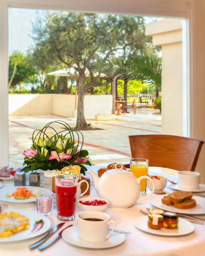 The Residence Tunis Гамарт Екстериор снимка Breakfast at the hotel