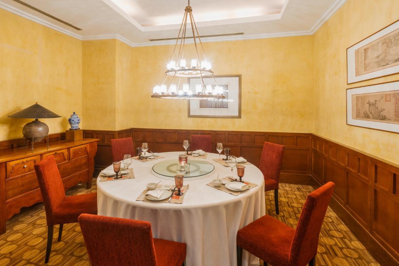 The Residence Tunis Гамарт Екстериор снимка A private dining room at the restaurant