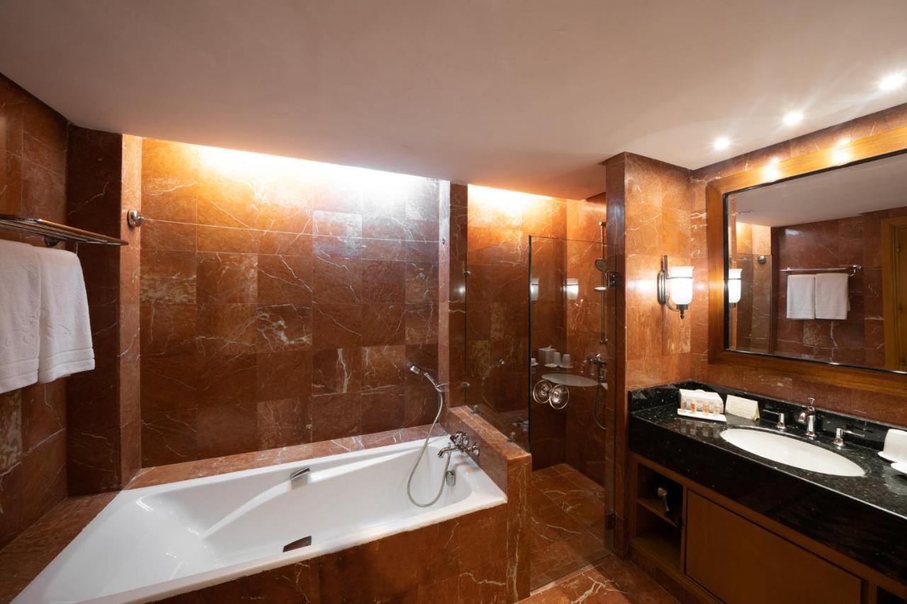 The Residence Tunis Гамарт Екстериор снимка A bathroom in a hotel