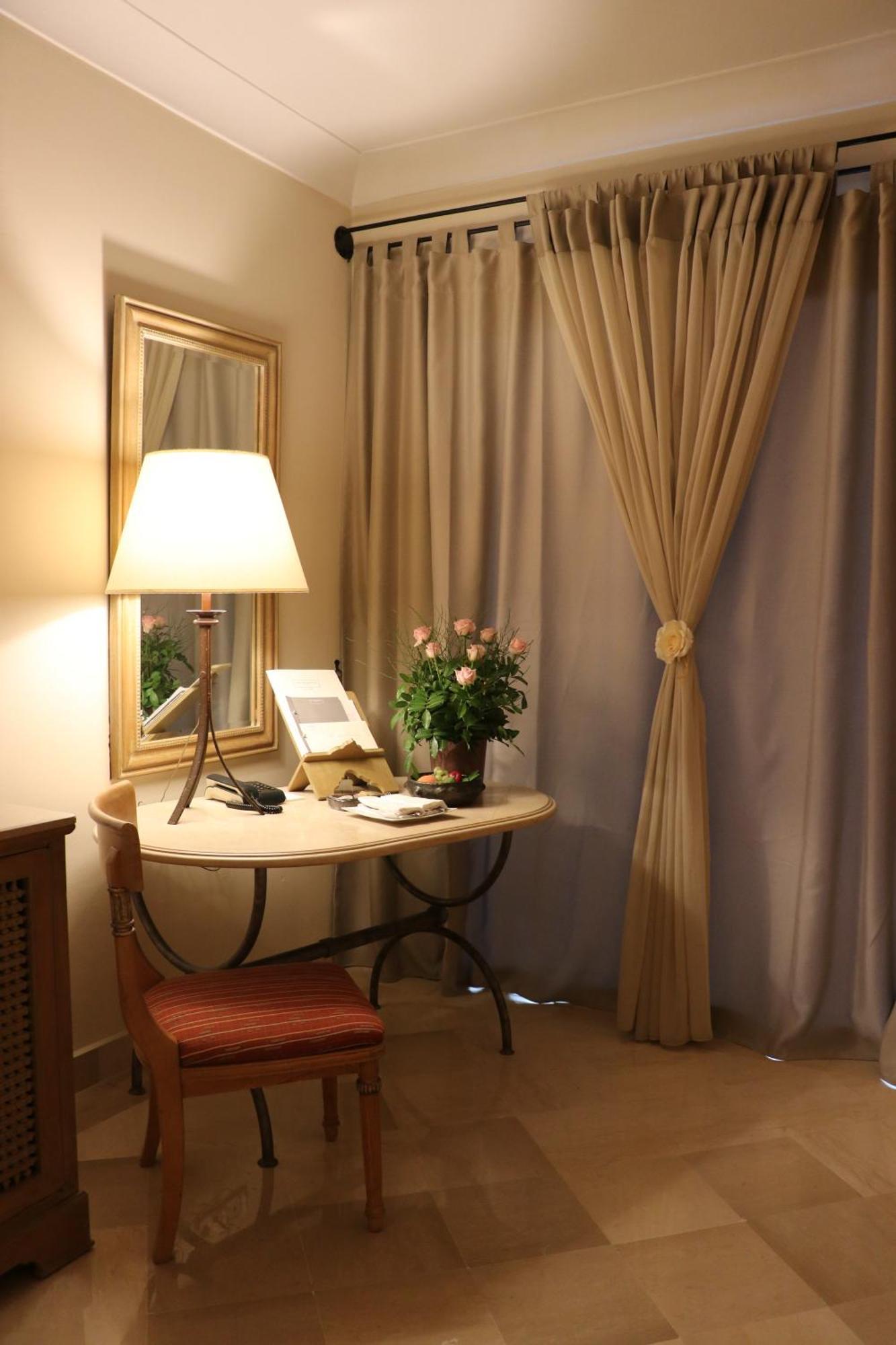 The Residence Tunis Гамарт Екстериор снимка A table lamp